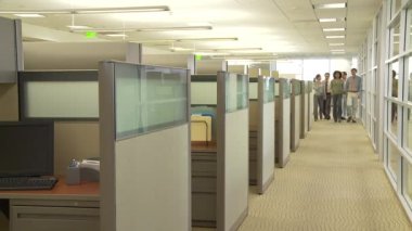 Genç iş arkadaşları ofis ortamında yürüyorlar