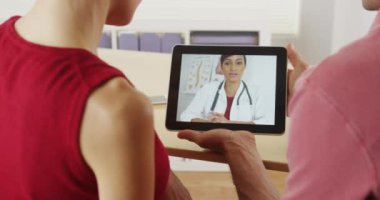 Tablette konuşan siyahi doktorların yakın çekimi.