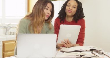 Dizüstü bilgisayar ile üniversite okuyan arkadaşlar Japonca ve siyah