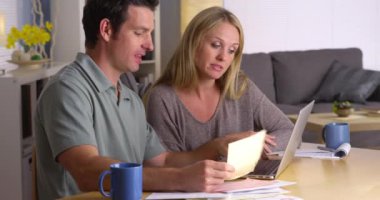 Faturalarla boğuşan çift