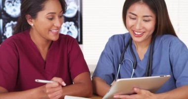 Tıp doktorları Resepsiyon tablet ile çalışan farklı takım