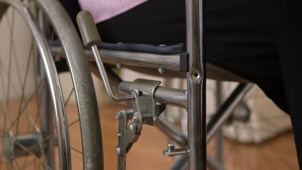 Γριά Γυναίκα Που Χρησιμοποιεί Smartphone Αναπηρική Καρέκλα — Αρχείο Βίντεο