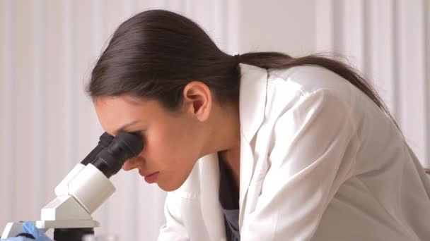 メキシコの科学者は顕微鏡を使って — ストック動画