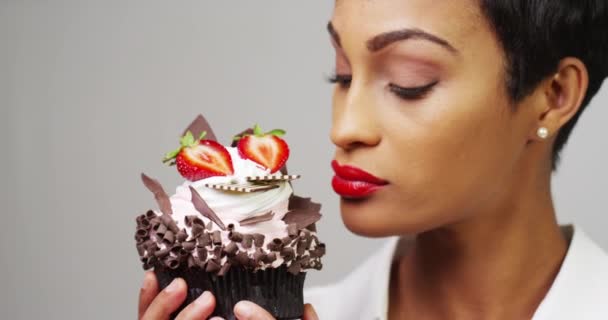 黑女人欣赏与巧克力和草莓的花式甜点蛋糕 — 图库视频影像