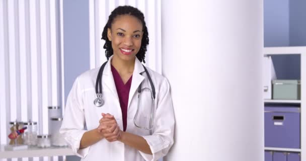 成功的黑人女医生在办公室微笑 — 图库视频影像