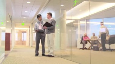 Ofis çalışanları koridorda toplanıyor.