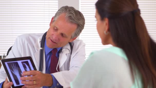 Doctor Die Hand Röntgenfoto Bekijkt Bij Oudere Patiënten — Stockvideo