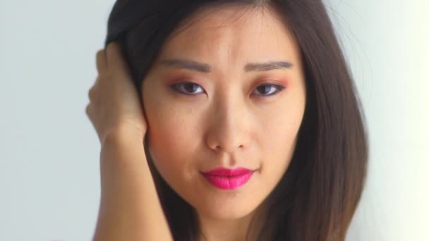 Saçlarıyla Oynayan Seksi Çinli Kadın — Stok video