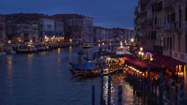 Akşamları Büyük Kanal Kemerli Pencereli Renkli Venedik Binalarının Şehir Manzarası — Stok video