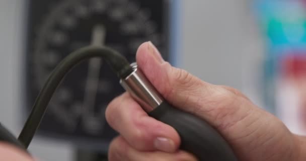 Close Médicos Mão Bombeamento Com Bola Para Medir Pressão Arterial — Vídeo de Stock