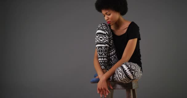 坐在凳子上的黑女人 — 图库视频影像