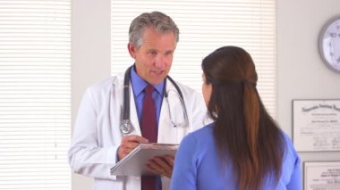 Dost canlısı doktor yaşlı hastaya bazı sorular soruyor.