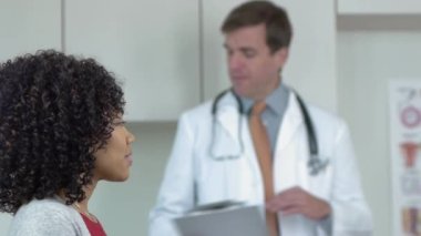 Doktor ve hasta muayenehanesinde.