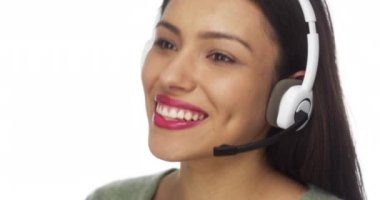 Konuşan ve gülen İspanyol kadın telemarketer