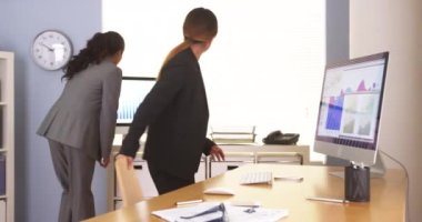 Grafikler üzerinde grafikler üzerinde gidiş çok etnik gruptan oluşan iş arkadaşları