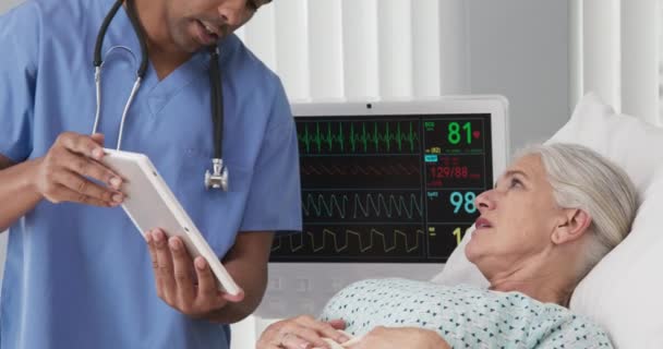 Enfermera Masculina Registrada Usando Tableta Para Mostrar Los Resultados Prueba — Vídeo de stock