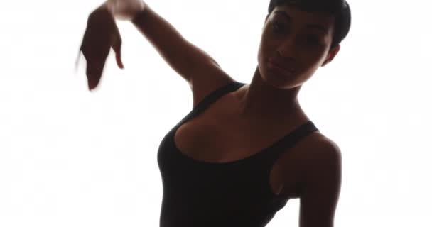 Mulher Negra Dançando Câmera Lenta Fundo Branco — Vídeo de Stock