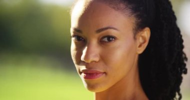 Bir parkta gülümseyen Afrikalı kadın portresi