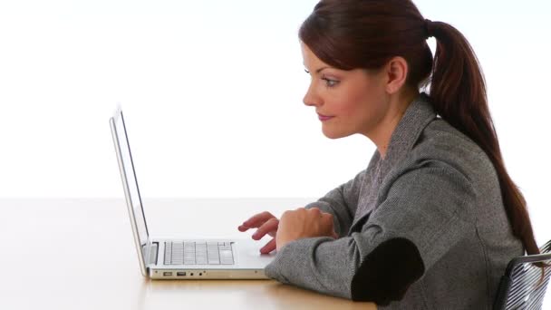 Profilansicht Einer Geschäftsfrau Die Laptop Arbeitet — Stockvideo
