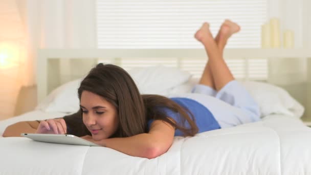 Wanita Berbaring Tempat Tidur Dengan Tablet — Stok Video