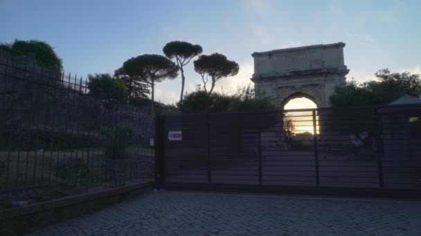 Kühne Silhouette Eines Römischen Bogens Der Nähe Des Antiken Kolosseums — Stockvideo