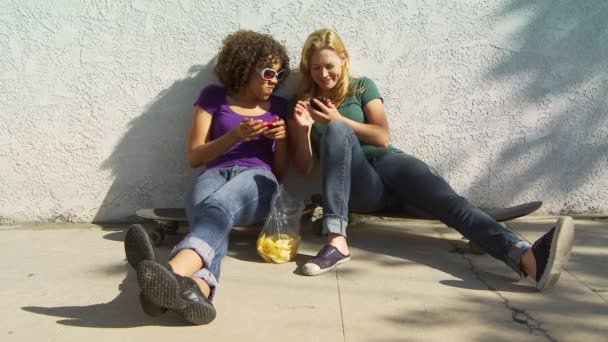 Två Kvinnor Vänner Sitter Skateboard — Stockvideo