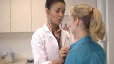 kadın doktor hasta ile konuşmak