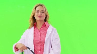 Kadın doktor boynuna steteskop asıyor.