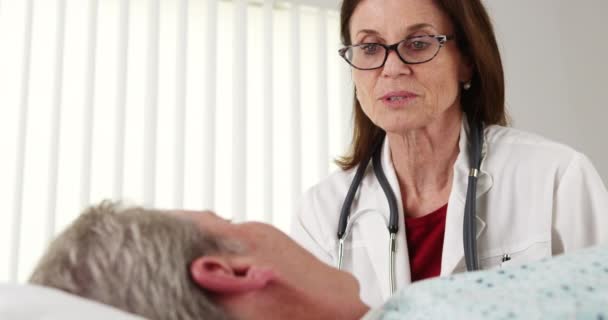 Médico Profesional Hablando Con Paciente Anciano — Vídeos de Stock