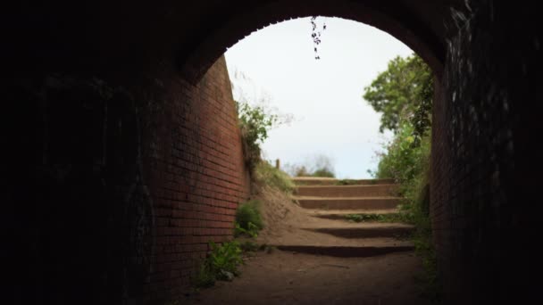 Karanlık Tünele Giden Kumlu Adımların Odaklanmış Arka Planı Eski Tuğla — Stok video