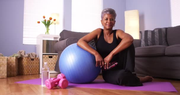Mutlu Sağlıklı Siyah Büyükanne — Stok video