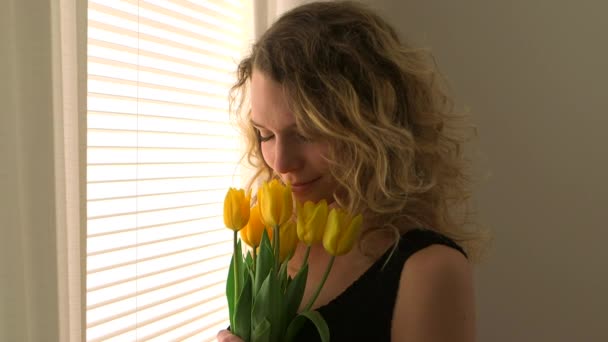 Heureuse Femme Blonde Par Une Fenêtre Avec Bouquet Tulipes — Video