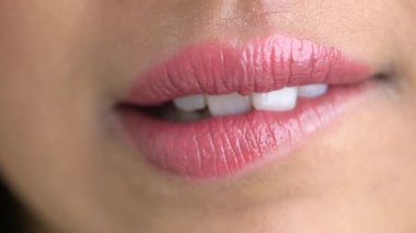 Aşırı yakın çekim kadın Alt dudağını ısırma