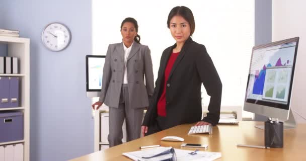 Ofiste Duran Iki Çok Etnik Gruptan Oluşan Kadınları — Stok video