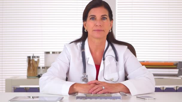 Mulher Médico Ouvir Paciente Olhando Para Câmera — Vídeo de Stock