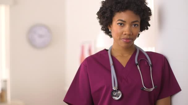 Zbliżenie Afroamerykanka Pielęgniarka Klinika — Wideo stockowe