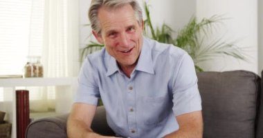 Çekici son sınıf öğrencisi gülüyor.