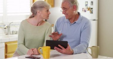 Üst düzey çift mutfakta tablet panelini kullanma