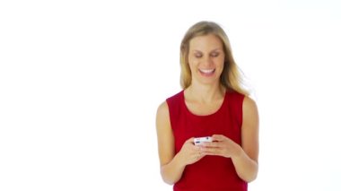 Kadın mesaj atıyor ve gülüyor.