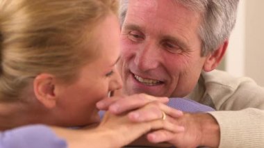 Yetişkin çiftlerin konuştuğu yakın çekim.