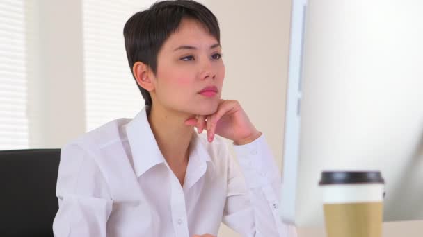 Femme Affaires Chinoise Analysant Les Données — Video