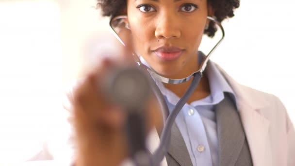 Rack Focus Entre Stéthoscope Médecin Afro Américaine — Video