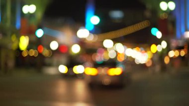 Gece şehir trafiğinin odak alanı dışında Bokeh 'in farları yanımızdan geçerken. Yeşil ekran bileşimi için odaklanmamış video arkaplanı. 4k