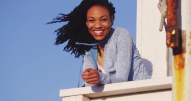 Afrikalı kadın kameraya gülümseyen