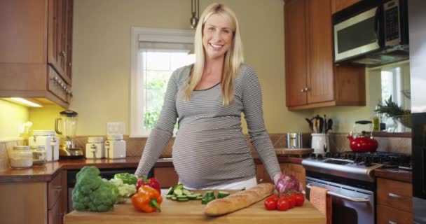 台所に立って幸せな妊娠中の女性 — ストック動画