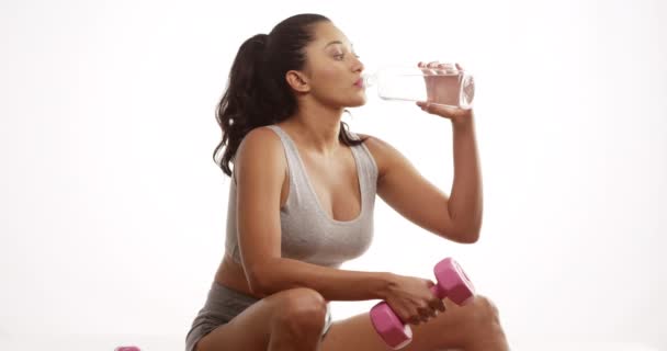Wanita Meksiko Minum Air Setelah Latihan — Stok Video
