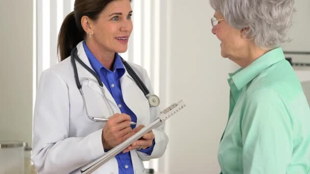 Médico Sénior Tendo Uma Conversa Positiva Com Paciente Idoso — Vídeo de Stock