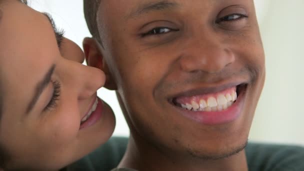 幸せなアフリカ系アメリカ人と白人のカップルの笑顔 — ストック動画