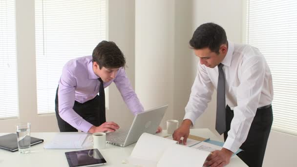 Due Uomini Affari Che Lavorano Sodo Ufficio — Video Stock