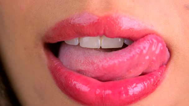 Extreme Nahaufnahme Von Lippen Lecken Und Lächeln — Stockvideo